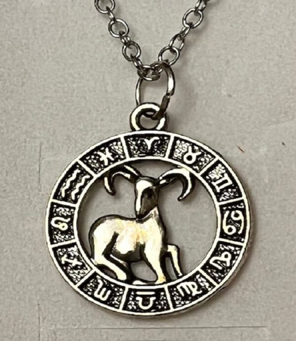 Collier avec pendentif signe astrologique